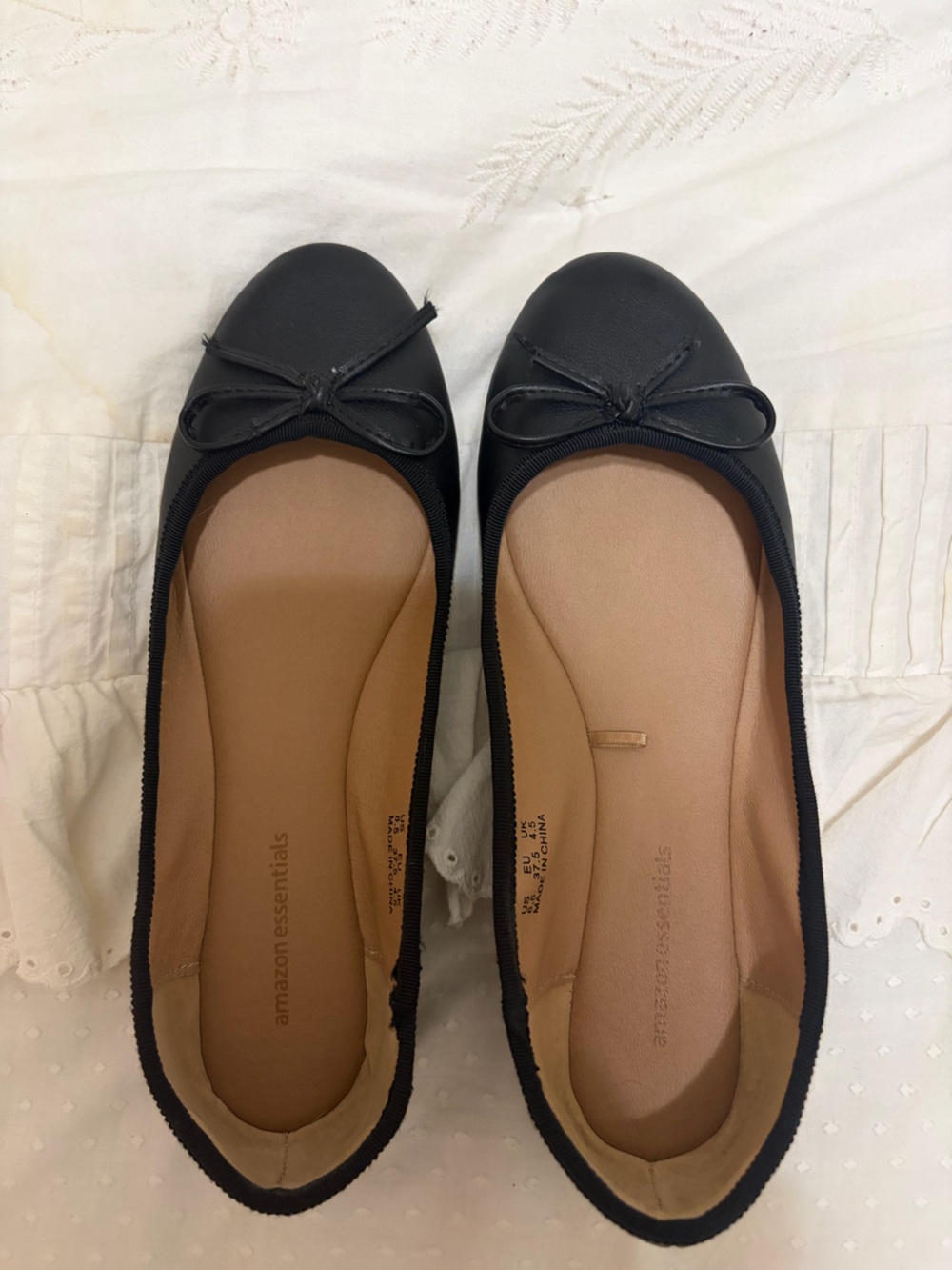 Amazon Essentials Women's Comfortable Round Toe Ballet Flats with Bow